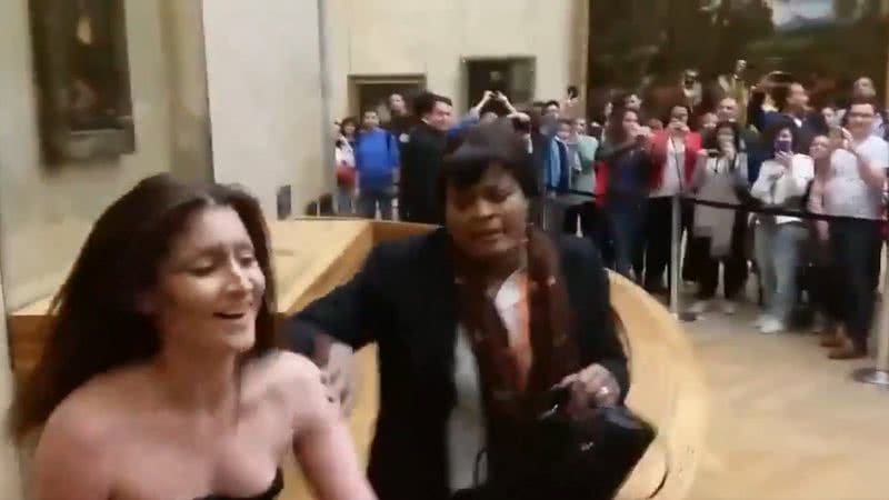 Vídeo de mulher protestando no Louvre é de 2017 - Reprodução/Vídeo/X