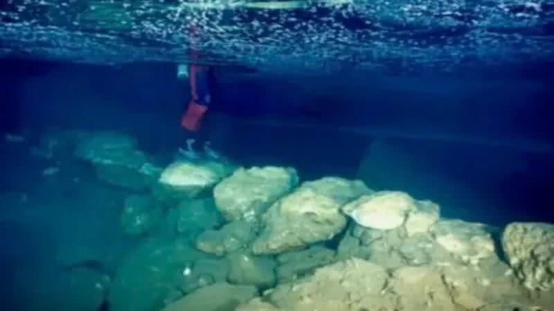 Fotografia aquática da ponte submersa em caverna na ilha de Maiorca, na Espanha - Divulgação/Bogdan Onac