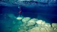 Fotografia aquática da ponte submersa em caverna na ilha de Maiorca, na Espanha - Divulgação/Bogdan Onac