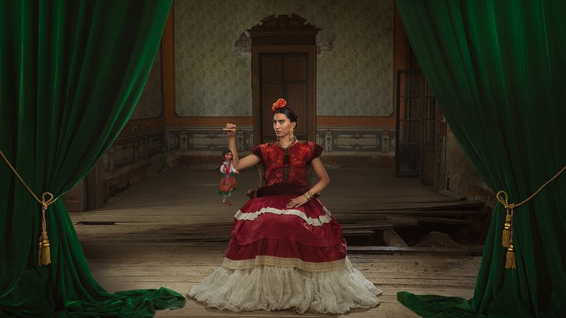 Imagem da série fotográfica 'Frida: uma visão singular de beleza e dor' - Divulgação/Julia Fullerton-Baten