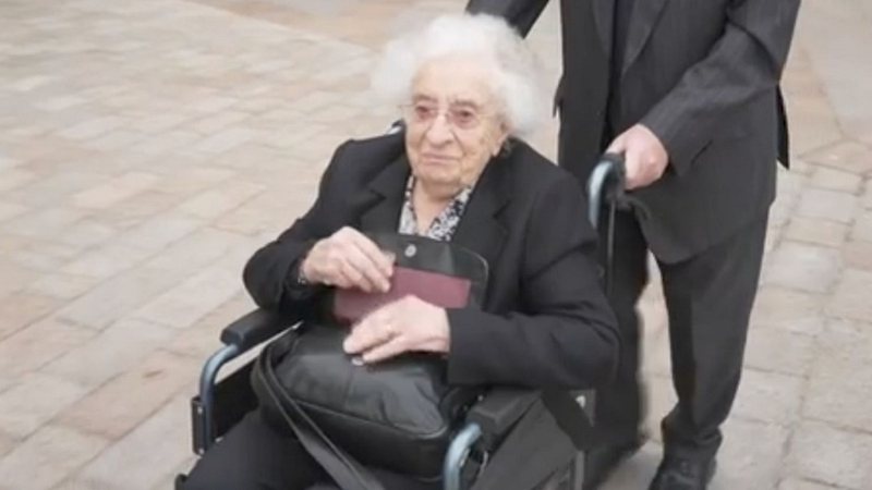 June Mills sendo conduzida ao tribunal - Reprodução/Video/ITV