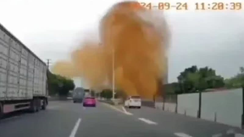 Tubulação de esgoto explode na China - Reprodução