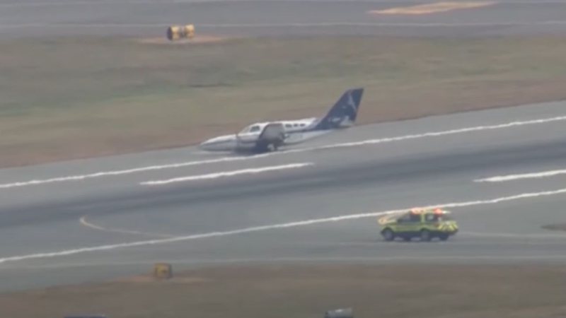 Pequeno avião da Cape Air realiza pouso de emergência - Reprodução/Youtube (@AssociatedPress)