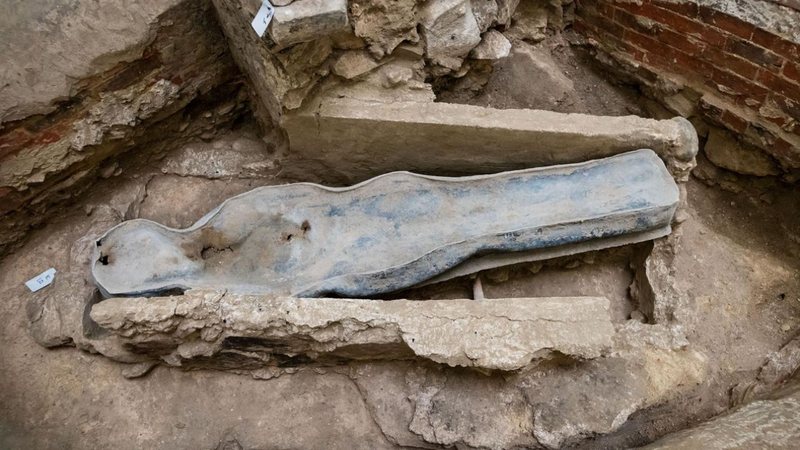 Caixão de chumbo encontrado na Catedral de Notre Dame, em Paris - Divulgação/The Times