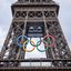 Anéis olímpicos instalados na Torre Eiffel