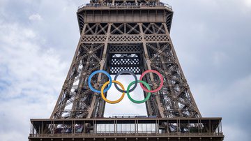 Anéis olímpicos instalados na Torre Eiffel - Getty Images