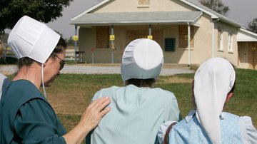 Grupo de mulheres amish após o tiroteio em 4 de outubro de 2006 - Getty Images