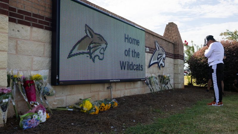 Imagem das homenagens na Apalachee High School - Getty Images