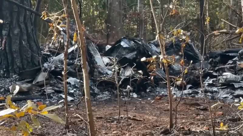 Destroços carbonizados do avião que pegou fogo neste fim de semana nos EUA - Reprodução/Vídeo/YouTube/@WTKR3