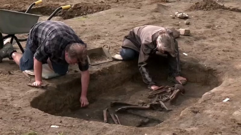 Arqueólogos durante escavação em cemitério viking - Reprodução/Video/Reuters