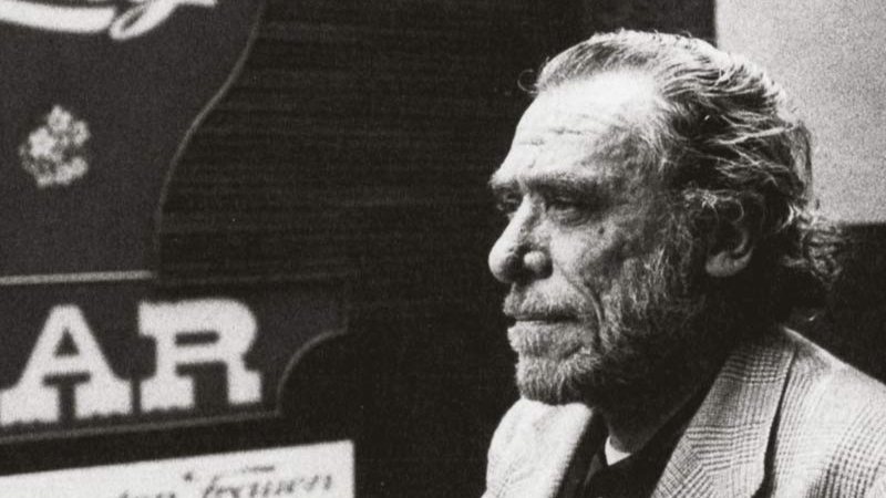 Explore a carreira de Charles Bukowski através de 8 obras essenciais que revelam sua poesia crua e prosa impactante sobre a vida e a sociedade - Créditos: Reprodução/Amazon