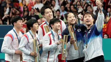 Fotografia tirada no momento da selfie entre atletas da Coreia do Norte, Coreia do Sul e da China, nas Olimpíadas - Getty Images