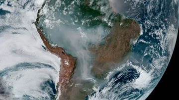 Fotografia de satélite da coluna de fumaça sobre a América do Sul - Reprodução/NOAA/NASA