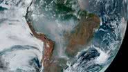 Fotografia de satélite da coluna de fumaça sobre a América do Sul - Reprodução/NOAA/NASA