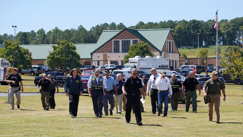 Polícia chegando na escola em que ocorreu o tiroteio - Getty Images