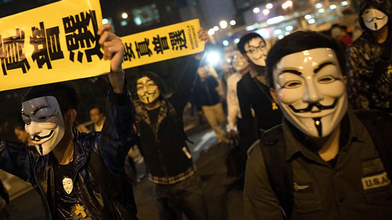 Manifestantes com a máscara famosa de Guy Fawkes - Getty Images