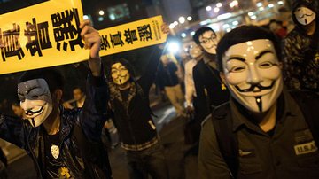 Manifestantes com a máscara famosa de Guy Fawkes - Getty Images