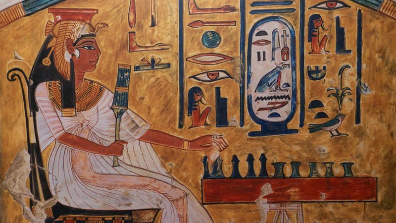 Representação de Nefertari jogando Senet em sua tumba - Foto por Jl FilpoC pelo Wikimedia Commons