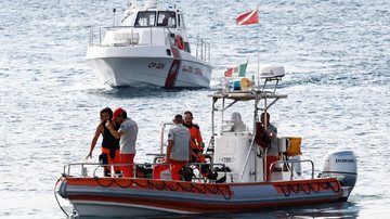 Equipe de emergência à procura dos desaparecidos na costa da Sicília - Getty Images