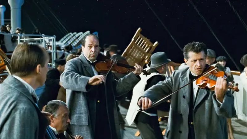 No filme "Titanic", músicos tocam enquanto o navio afunda - Divulgação