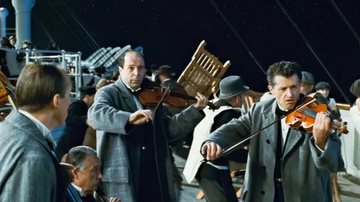 No filme "Titanic", músicos tocam enquanto o navio afunda - Divulgação