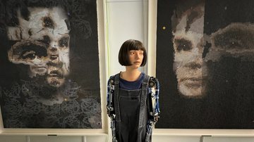 Ai-Da está em frente a dois de seus retratos de Alan Turing - Sotheby's