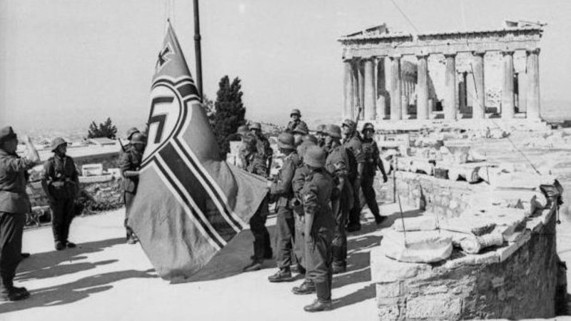 Soldados alemães levantam bandeira da Alemanha nazista na Acrópole de Atenas - Wikimedia Commons via Domínio Público