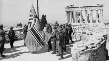 Soldados alemães levantam bandeira da Alemanha nazista na Acrópole de Atenas - Wikimedia Commons via Domínio Público