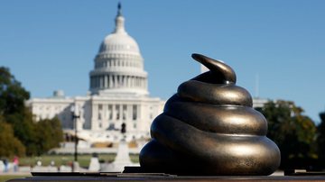 Escultura de bronze em formato de fezes - Getty Images