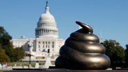 Escultura de bronze em formato de fezes - Getty Images