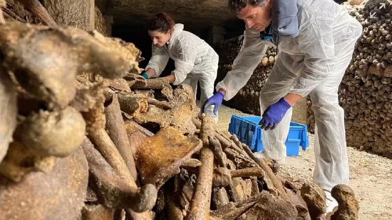 Pesquisadores examinam ossos de parisienses em Les Catacombes - Reprodução/Universidade de Versalhes Saint Quentin en Yvelines