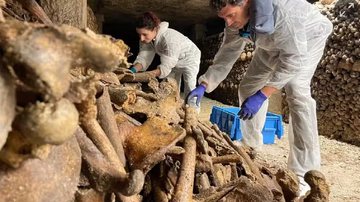 Pesquisadores examinam ossos de parisienses em Les Catacombes - Reprodução/Universidade de Versalhes Saint Quentin en Yvelines