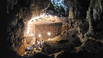 Arqueólogos escavando a caverna Tam Pà Ling, no Laos - Vito Hernandez/Universidade Flinders