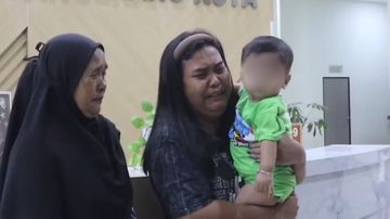 Bebê de 11 meses no colo da mãe - Divulgação/Polícia da Cidade de Tangerang