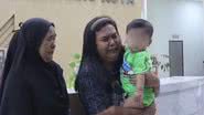 Bebê de 11 meses no colo da mãe - Divulgação/Polícia da Cidade de Tangerang