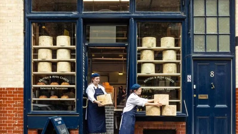 Funcionários trabalham em unidade da empresa britânica Neal’s Yard Dairy - Divulgação/Redes sociais