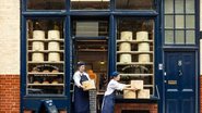 Funcionários trabalham em unidade da empresa britânica Neal’s Yard Dairy - Divulgação/Redes sociais