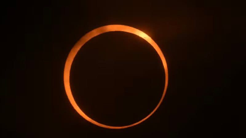 Eclipse solar com anel de fogo - JUAN MABROMATA / AFP