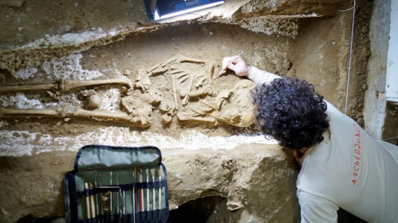 Fotografia tirada durante as escavações de porão em Paris - Divulgação/Archeodunum