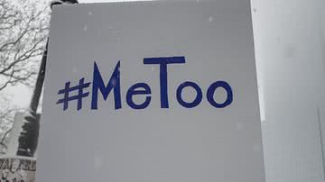 Placa do '#MeToo' durante protesto - Getty Images