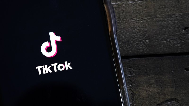 Imagem ilustrativa do TikTok sendo aberto em um celular - Getty Images