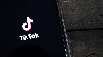 Imagem ilustrativa do TikTok sendo aberto em um celular - Getty Images