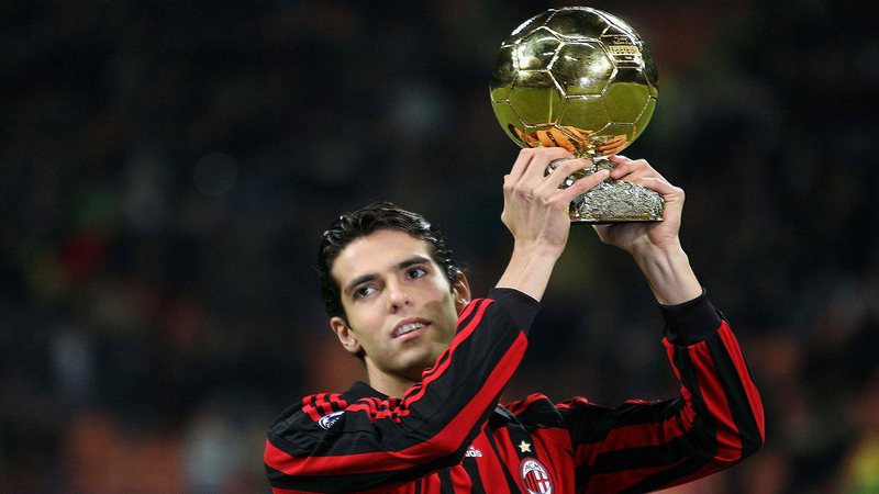 Kaká segurando a Bola de Ouro em 2007 - Getty Images