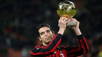 Kaká segurando a Bola de Ouro em 2007 - Getty Images