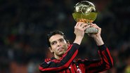 Kaká segurando a Bola de Ouro em 2007 - Getty Images