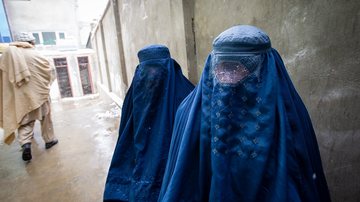 Mulheres completamente cobertas no Afeganistão - Getty Images