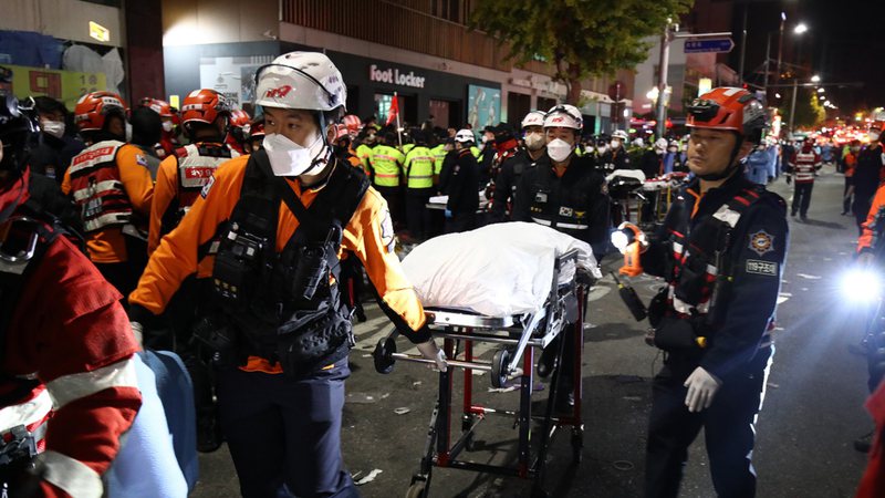 Médicos agindo durante a tragédia no Halloween de Seul, em 2022 - Getty Images