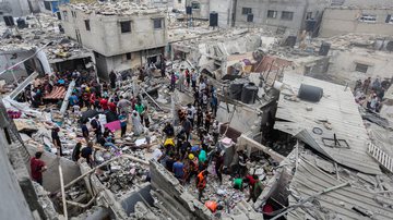 Pessoas no meio dos destroços em Gaza - Getty Images