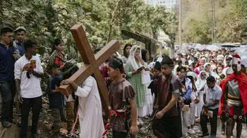 Encenação da crucificação de Jesus Cristo em Guwahati, Assam, Índia - Getty Images