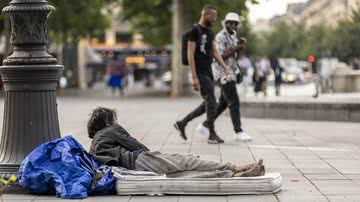 Moradora de rua em Paris - Getty Images